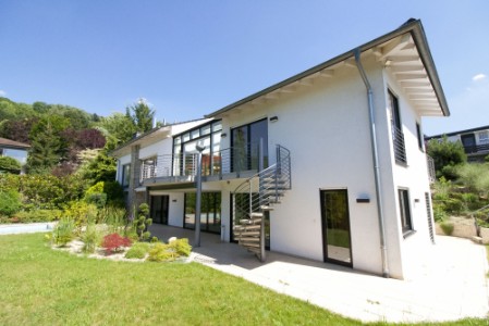 Außergewöhnliche Villa mit Pool in herrlicher Gartenanlage